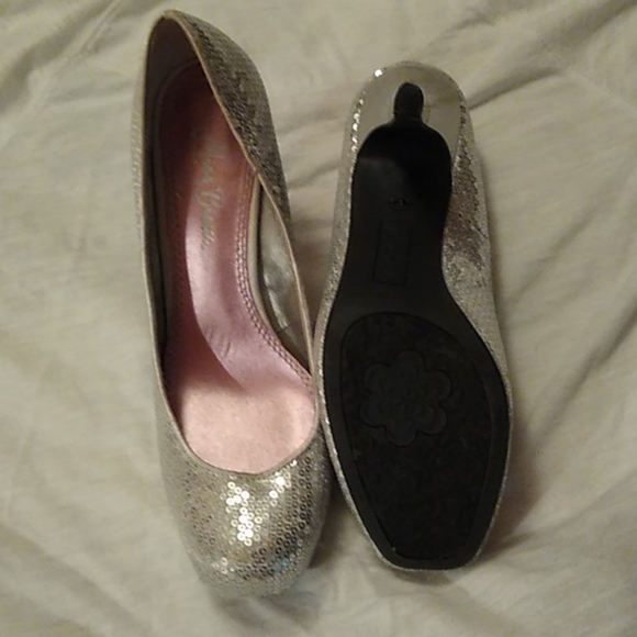 Heels - Picture 3 of 4